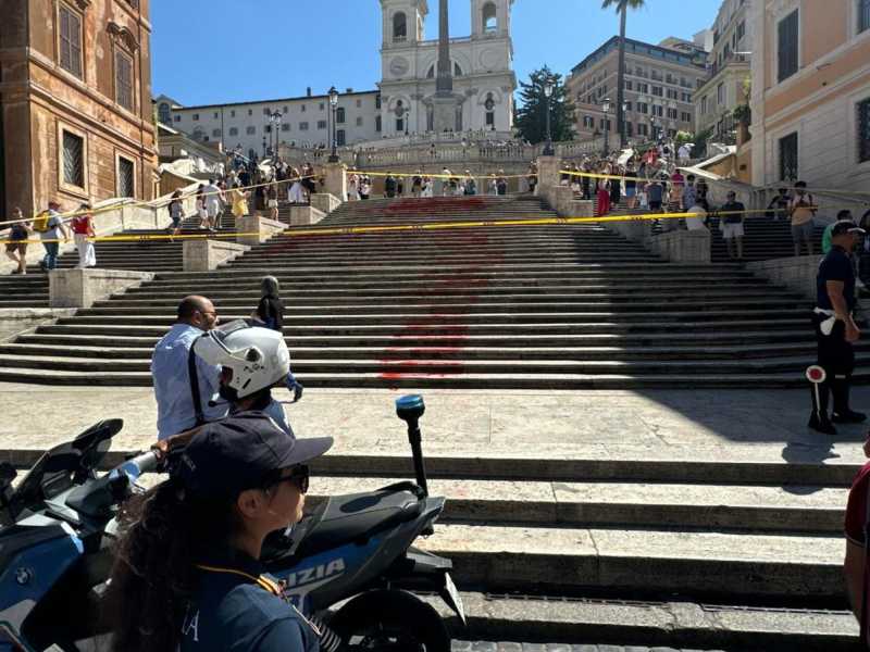 &nbsp;Piazza di Spagna dopo la protesta del collettivo "Bruciamo tutto" contro i femminicidi - foto Ansa