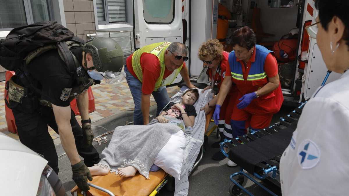 Immagine di Putin bombarda l’ospedale pediatrico di Kyiv: le macerie sui bambini malati