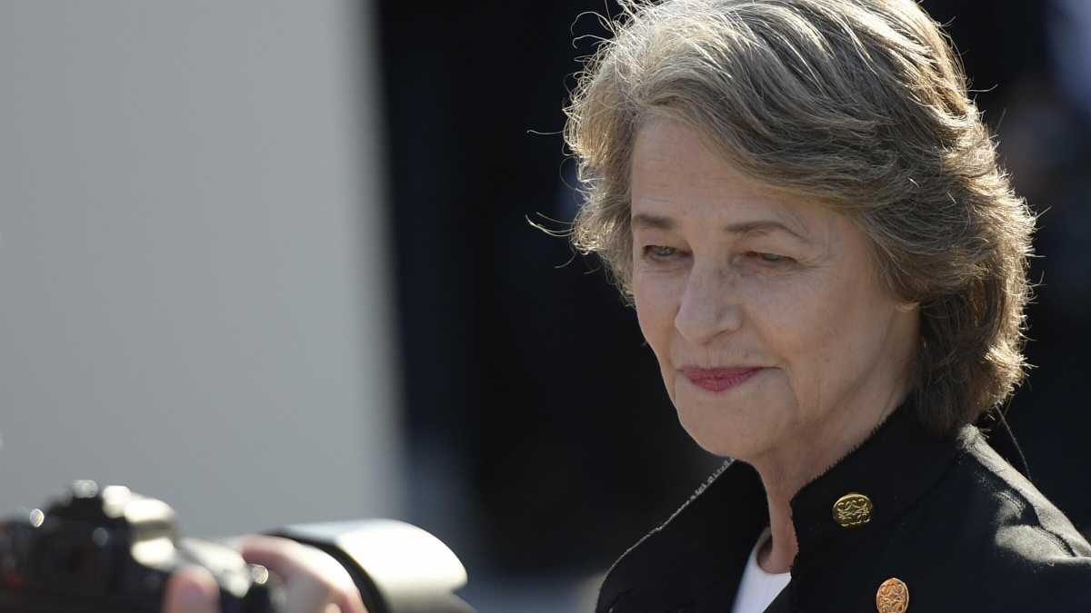 Immagine di "Annoiarsi da piccoli è fondamentale, ma le nuove generazioni non sanno cosa significa". Intervista a Charlotte Rampling