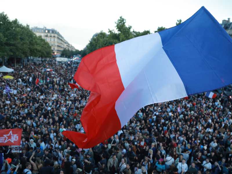 A Place de la Republique dopo i risultati del secondo turno delle elezioni legislative francesi a Parigi, il 7 luglio 2024 (Mohamad Salaheldin Abdelg Alsayed/Anadolu) <br />