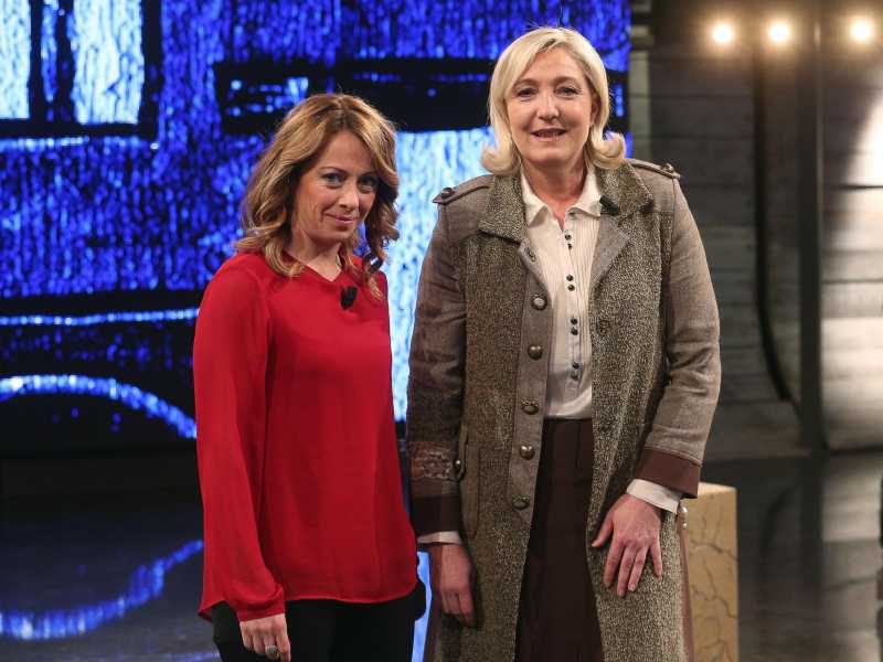 L’antifascismo che avvicina Meloni più a Macron che a Le Pen