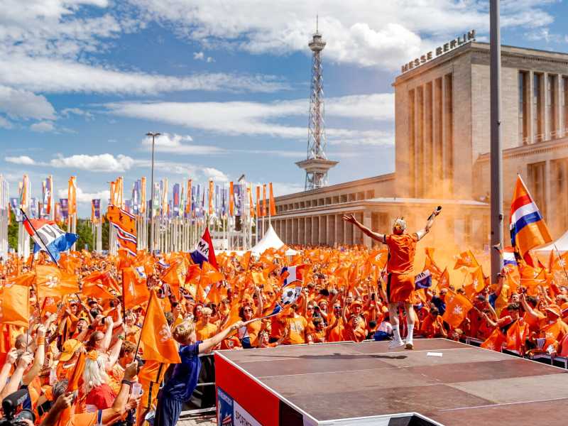 Fanzone e parata dei sostenitori olandesi a Berlino (Foto di Roy Lazet/Soccrates/Getty Images) <br />