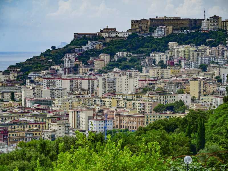 La collina del Vomero, a Napoli, vista da Capodimonte (foto Ansa) <br />