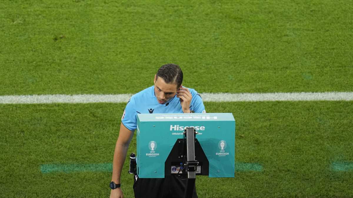 Immagine di Rigore o non rigore? Boh. Il calcio in mano al Var che non risolve mai nulla