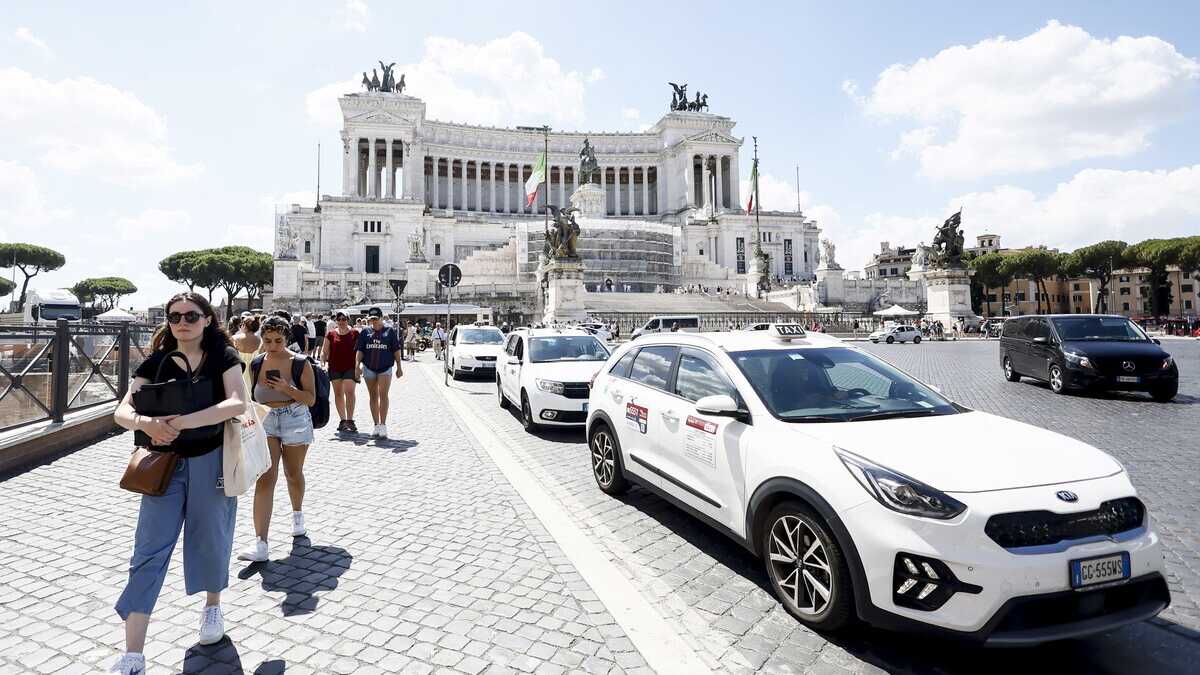 Immagine di Gualtieri li accarezza, ma i tassisti protestano comunque