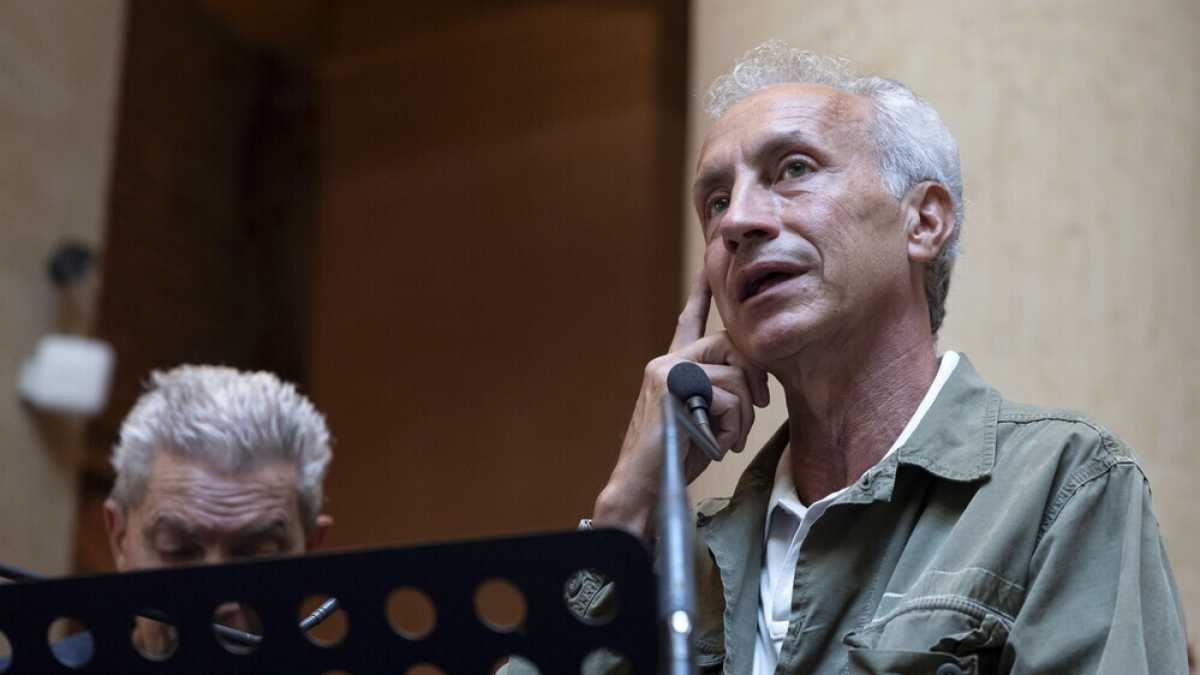 Immagine di Il giornalista più brillante del continente contro il politico più stupido d'Europa