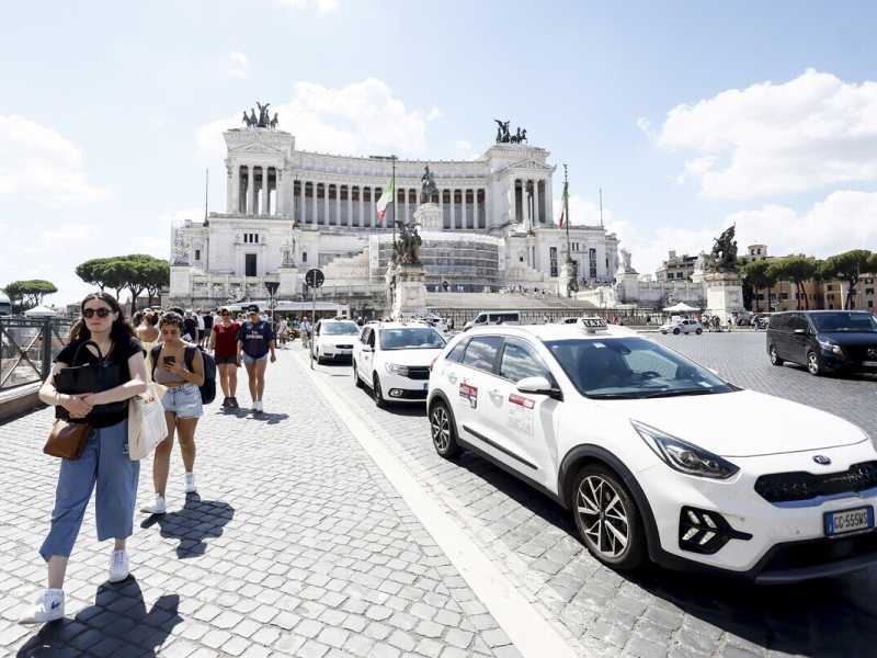 Gualtieri li accarezza, ma i tassisti protestano comunque