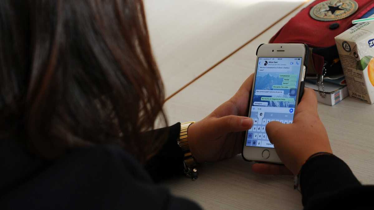 Immagine di La direttiva di Valditara contro gli smartphone a scuola, tra problemi e ambizioni malriposte