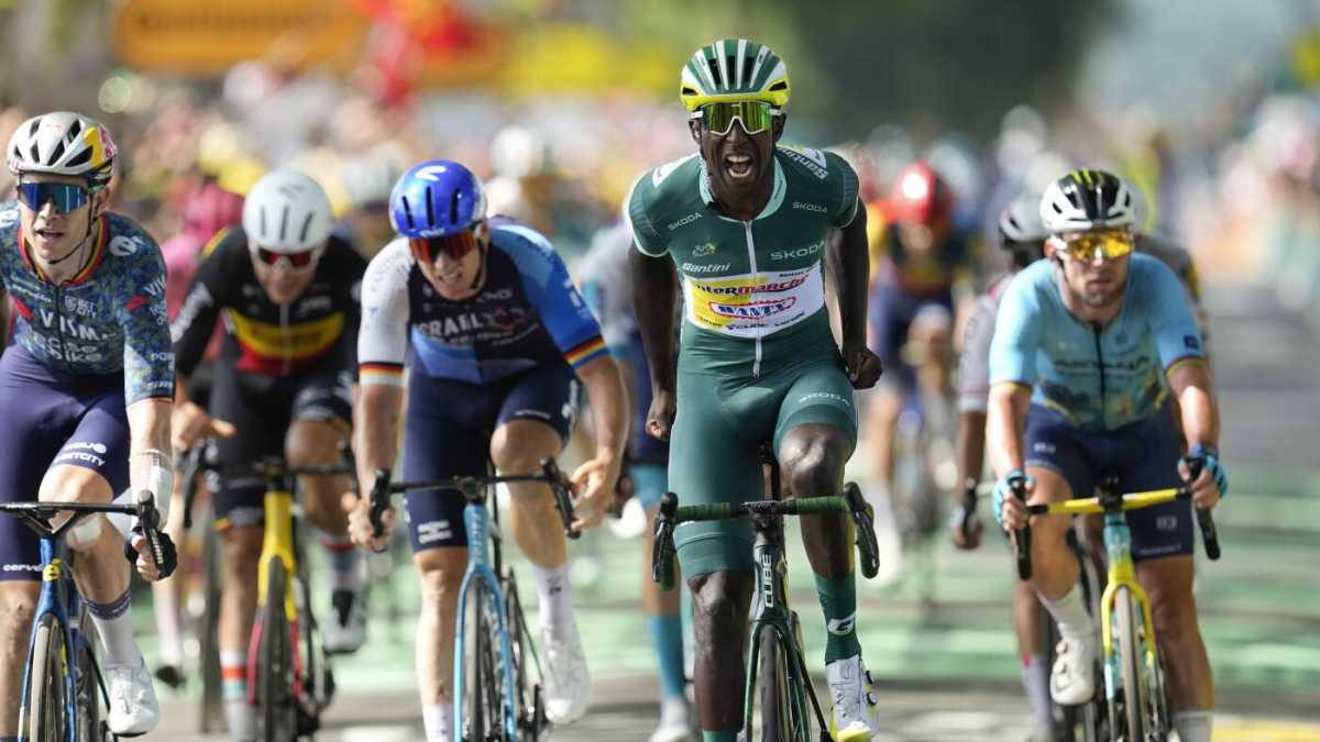 Immagine di Tour de France. Vince ancora Girmay. Roglic, van Aert e il rischio ciclogeologico