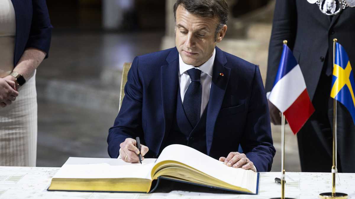 Immagine di Macron scrive ai francesi. L’ipotesi di una coalizione "dei responsabili"