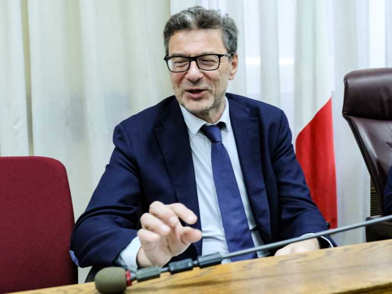 Prendere alla lettera le parole di Giorgetti sul bilancio. E spaventarsi
