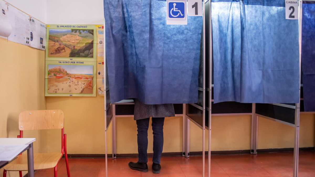 Immagine di Questa fragile democrazia. Gli indici per misurarla, gli anticorpi per non disperare
