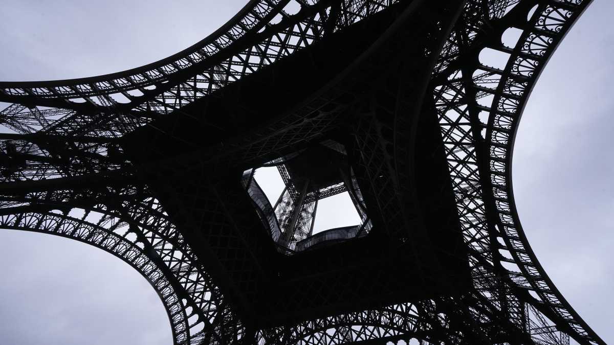 Immagine di In Francia si parla di “governo balneare”. Ed è subito commedia, all’italiana