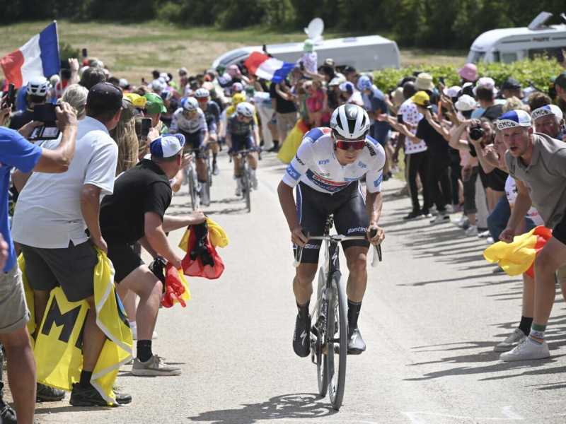Remco Evenepoel sugli sterrati del Tour de France (foto Ap, via LaPresse)