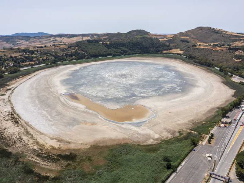 Vista aerea del lago di Pergusa, l'unico lago naturale della Sicilia, ormai quasi prosciugato e ridotto a una pozza di fango (Foto di Fabrizio Villa/Getty Images)&nbsp;<br />