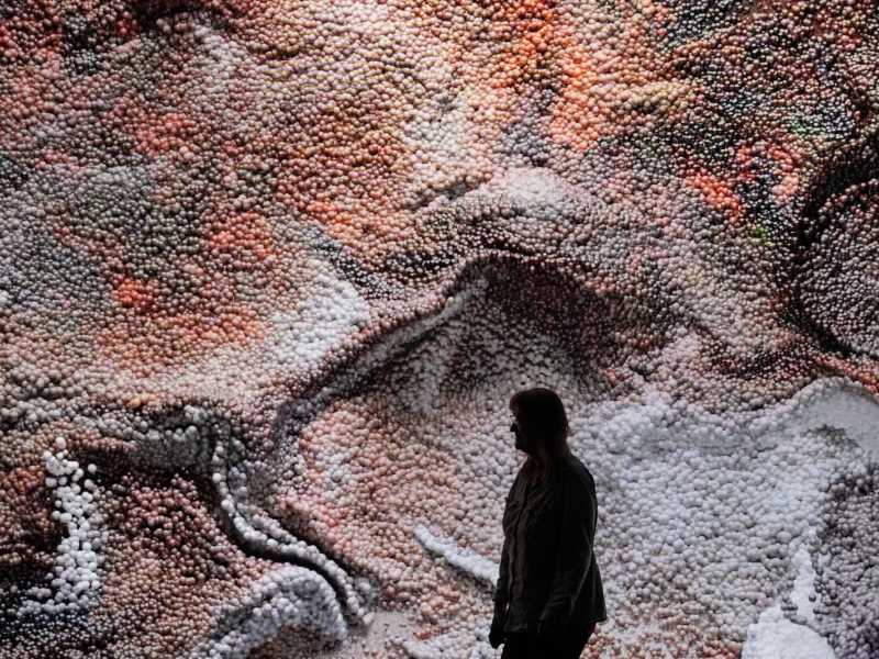 La mostra “Machine Hallucinations”: l’artista ha utilizzato l’Intelligenza artificiale per creare opere con due milioni di immagini catturate dalla Stazione spaziale internazionale (foto Ap)