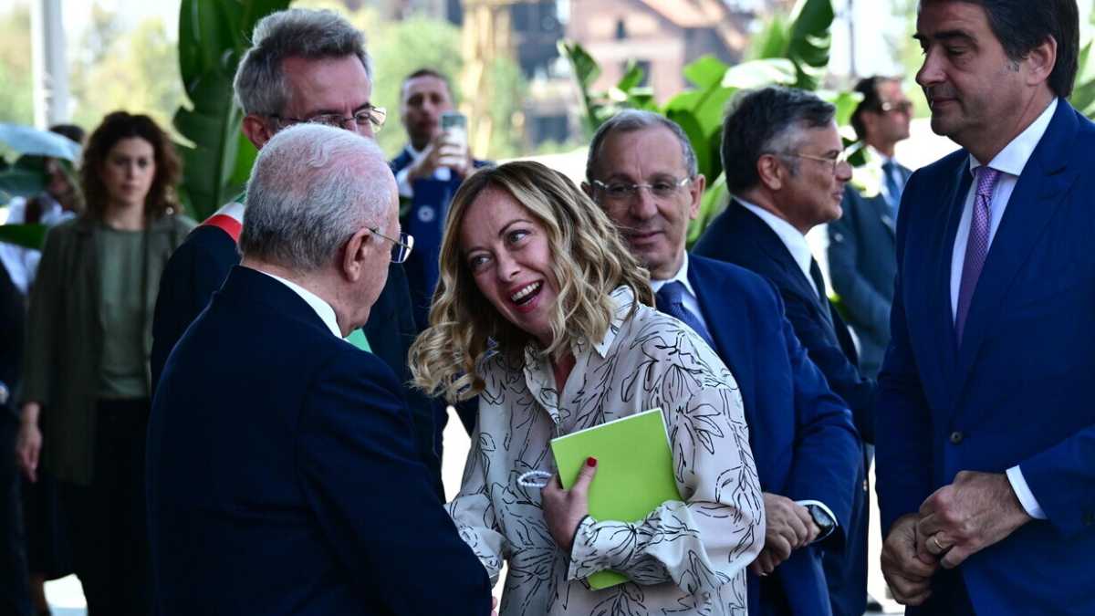 Immagine di Meloni in visita a Bagnoli: "Capisco le proteste, ma siamo qui per dimostrare che le cose sono cambiate"