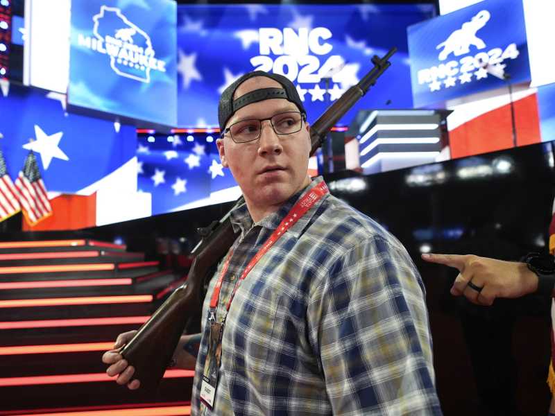 Adam Miller, membro di una guardia d'onore, prova alla Convention nazionale repubblicana al Fiserv Forum di Milwaukee (AP Photo/Paul Sancya) <br />