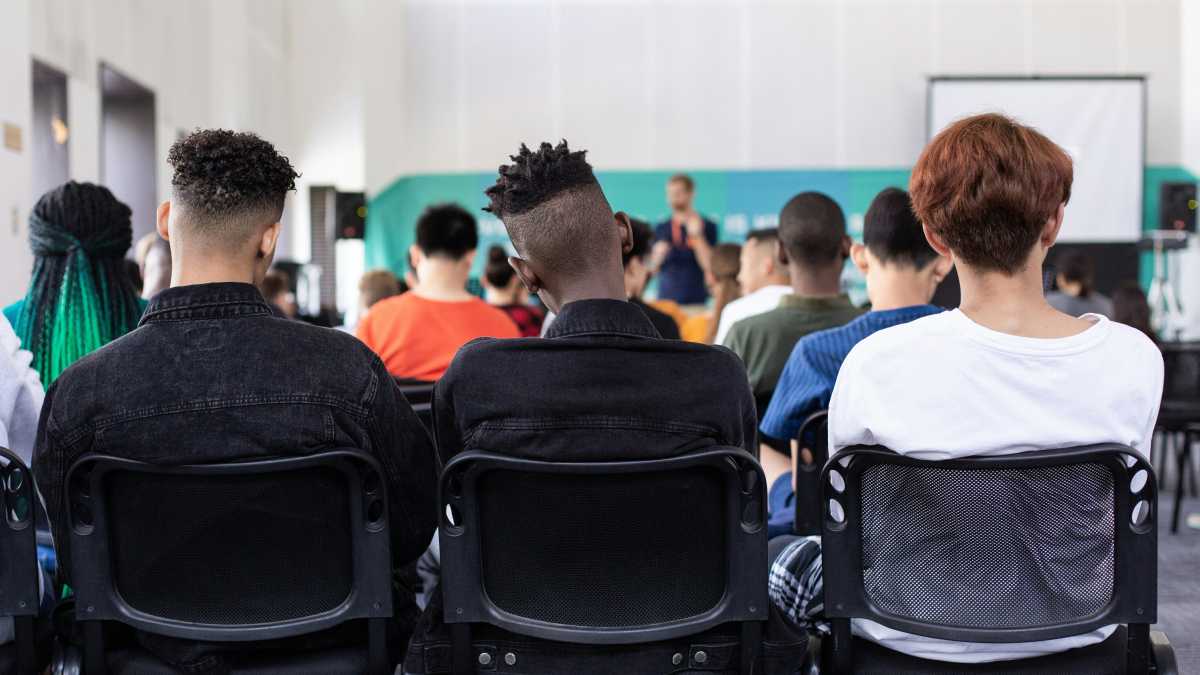 Immagine di A scuola dodici ore al giorno, senza cellulari. E i ragazzi? Stanno bene