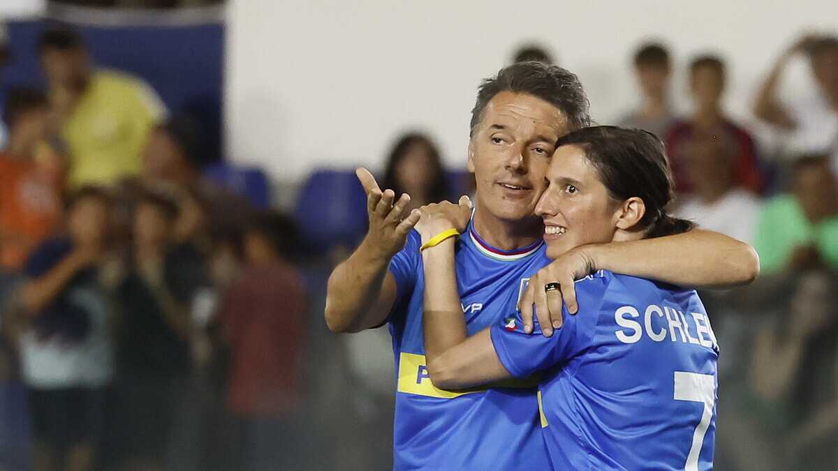 Immagine di Cosa vuol dire proiettare fuori dal campo di calcio l’abbraccio tra Schlein e Renzi