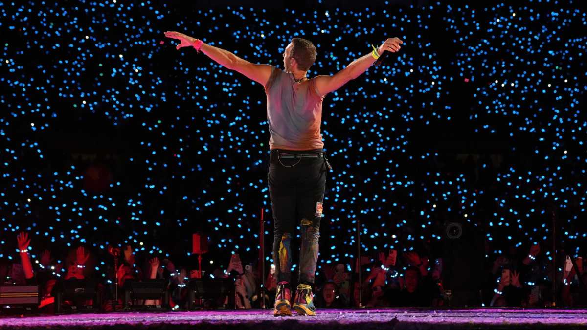 Immagine di All’Olimpico con i Coldplay, a Taormina con Verdone e De Sica, torta e dj set con Ambra