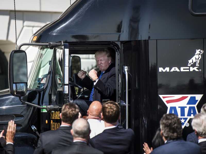 Trump nella cabina di un camion a 18 ruote durante un incontro con camionisti e ceo a Washington nel 2017 (Foto di Melina Mara/The Washington Post via Getty)&nbsp;<br />