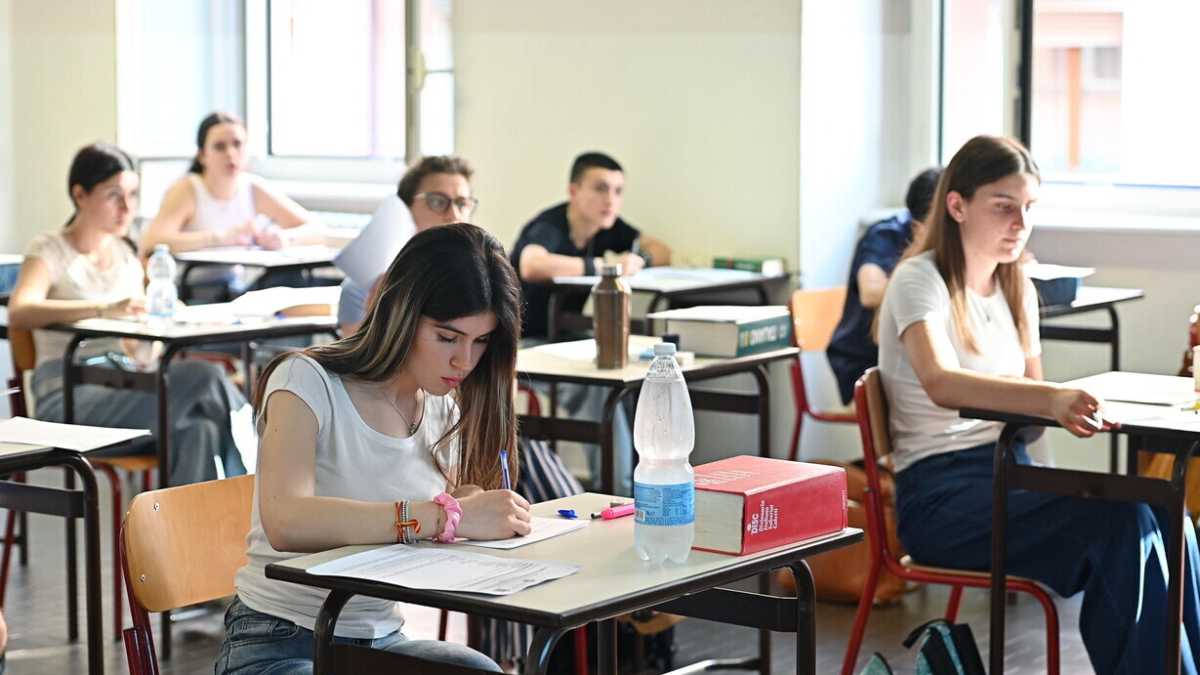Immagine di A scuola c’è molto da fare invece che telefonare e aspettare foto e messaggi