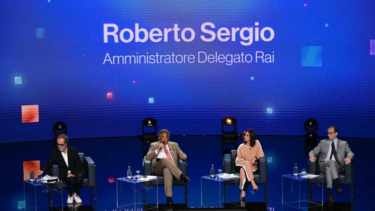 Immagine di Tristezza, saluti, appelli a Pier Silvio: ecco il palinsesto Rai, la tv più malinconica del mondo