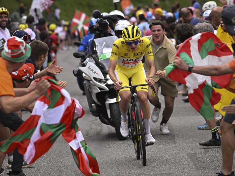 Tadej Pogacar in maglia gialla al Tour de France (foto Ap, via LaPresse)