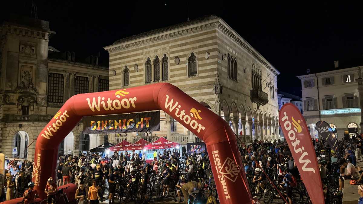 Immagine di Lo strano effetto che fa pedalare di notte in una ferrovia che non c'è più
