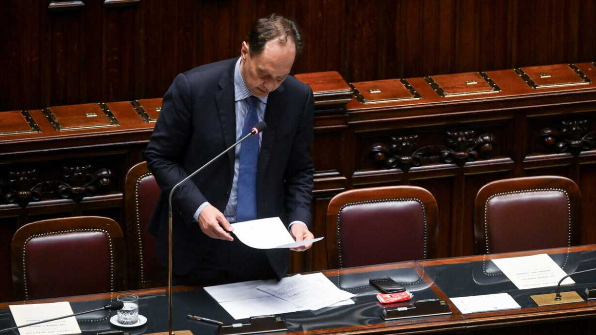 Immagine di Palazzo Chigi detta i tempi: “Avanti con due decreti a settimana per camera”. O il Parlamento andrà in tilt