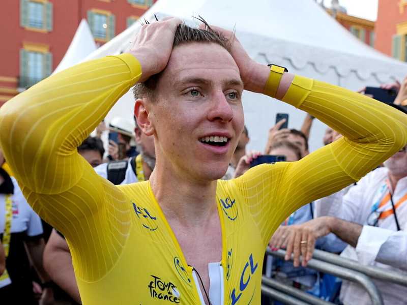 Tadej Pogacar pochi minuti dopo aver tagliato il traguardo dell'ultima tappa del Tour de France 2024 (foto Epa, via Ansa)