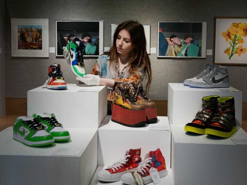 Sneaker da collezione in mostra&nbsp; alla sale d&rsquo;aste di Bonhams a Londra (AP Photo/Kirsty Wigglesworth)&nbsp;