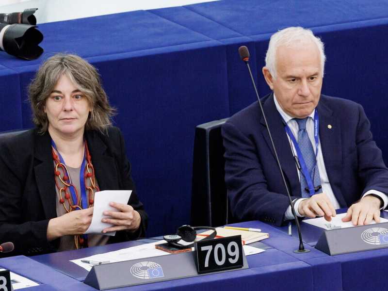 Cecilia Strada e Marco Tarquinio al Parlamento europeo (Roberto Monaldo/LaPresse)<br />