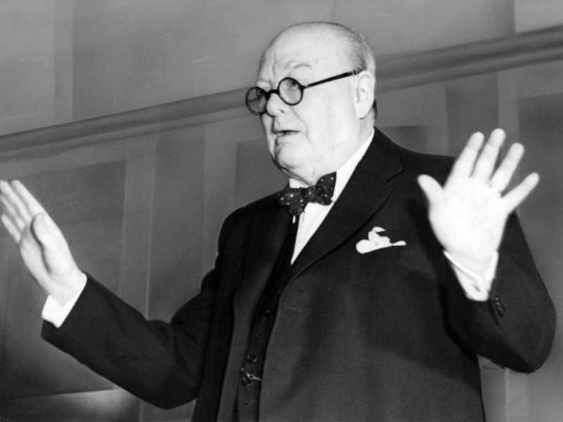 Una volta entrato a Downing Street, per prima cosa si occupò del fronte francese e volò a Parigi dal primo ministro Paul Reynaud (foto LaPresse) <br />