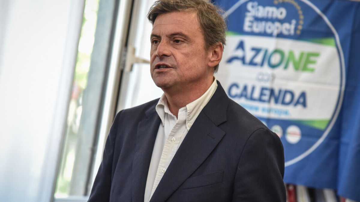 Immagine di Calenda resta al centro: “Renzi? Degrada i liberal-democratici a cespugli del populismo di sinistra”