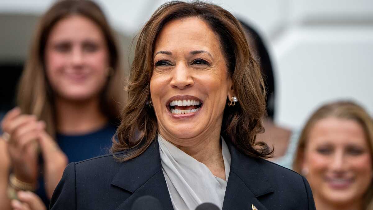 Immagine di Kamala Harris e l'Arancione che è sempre lì. Ora bisogna scegliere come perdere