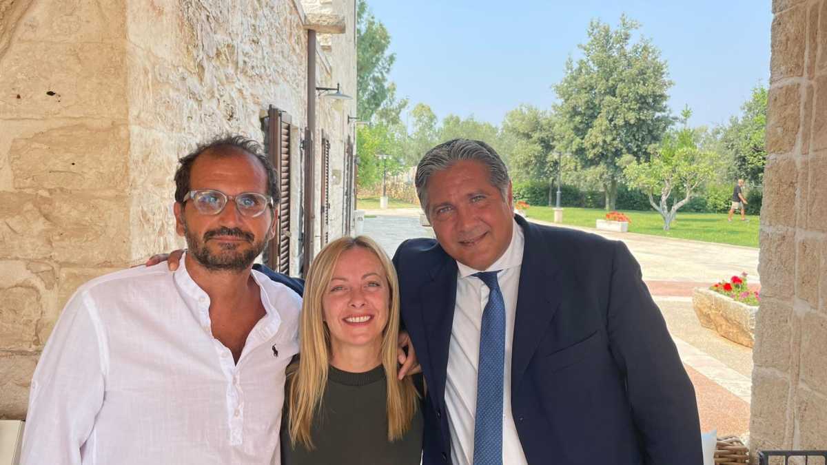 Immagine di Meloni e le ferie nell'amata Puglia: i problemi che seguiranno la premier in masseria