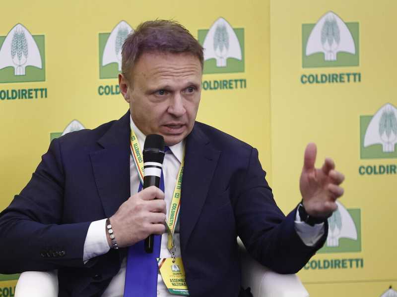 La faida e la figuraccia italiana degli agricoltori a Bruxelles. Lollobrigida: "Prevalga l'armonia"