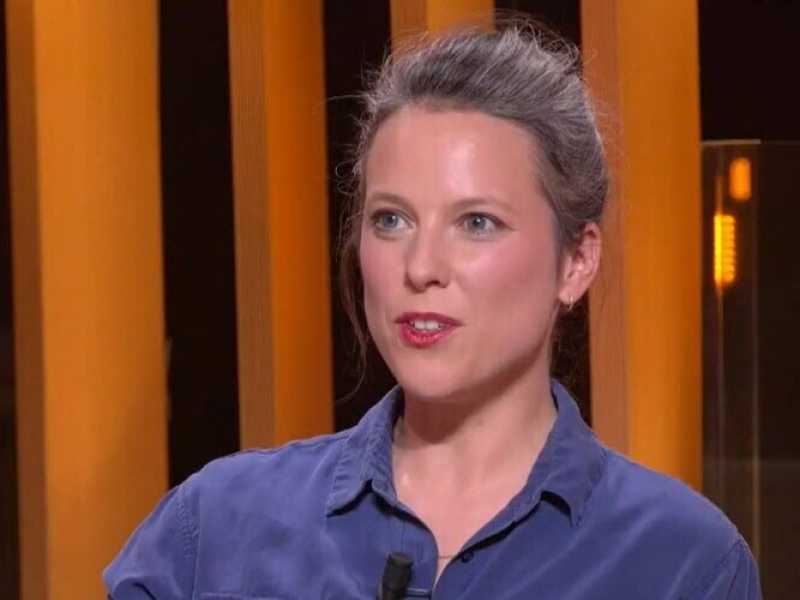 Lucie Castets nel 2022, sul set di &ldquo;C ce soir&rdquo;. Screenshot da France5&nbsp;<br />