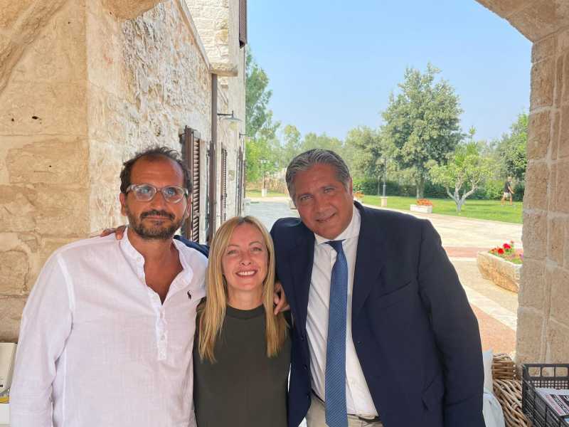 Meloni e le ferie nell'amata Puglia: i problemi che seguiranno la premier in masseria