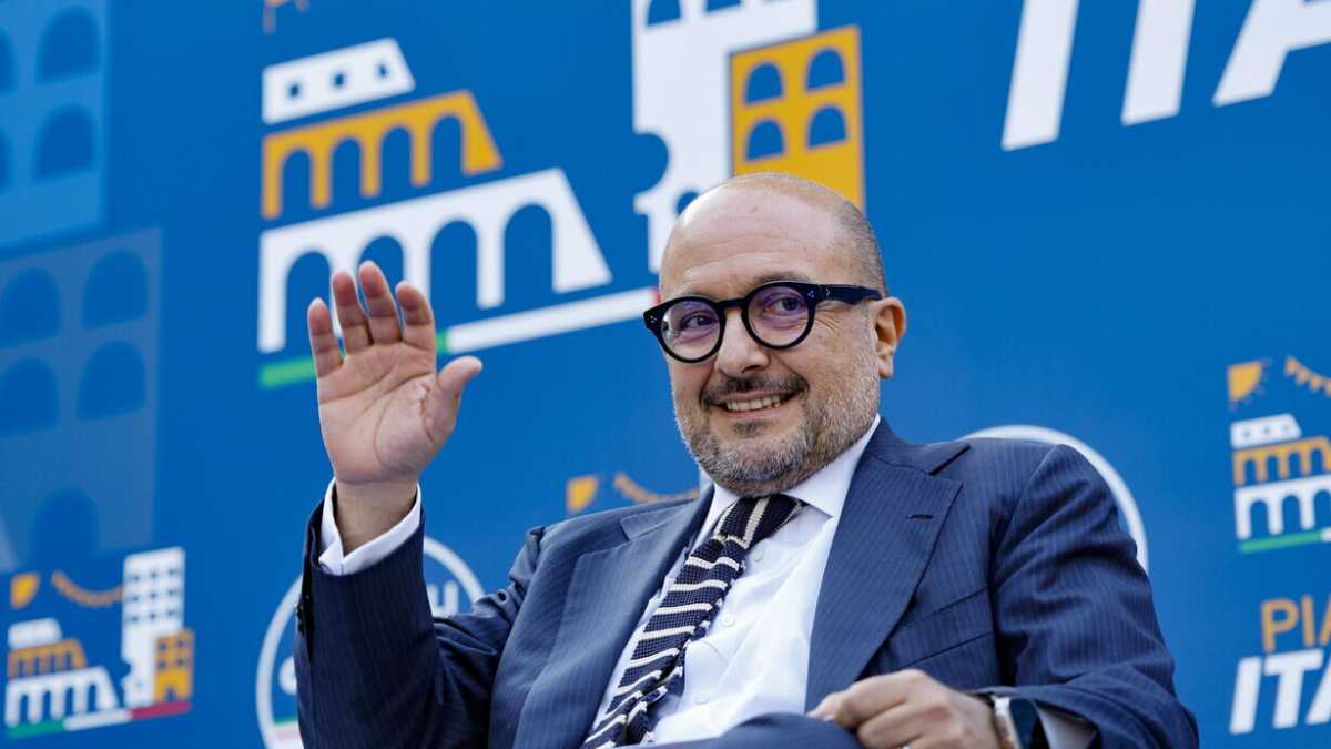 Immagine di La vendetta di Sangiuliano: "Scrivo un libro sugli errori dei giornalisti e dei politici. Si chiamerà 'Le gaffe degli altri'"