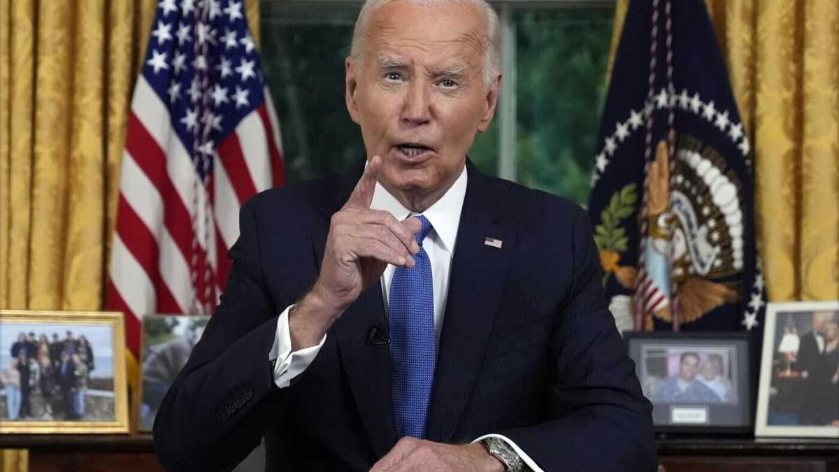 Immagine di Biden spiega il passo indietro: "È in gioco la democrazia"