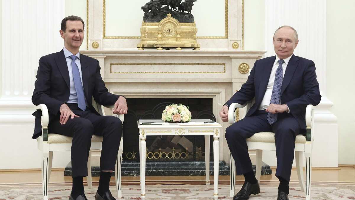Immagine di Assad a Mosca da Putin si fa dettare le ultime richieste russe