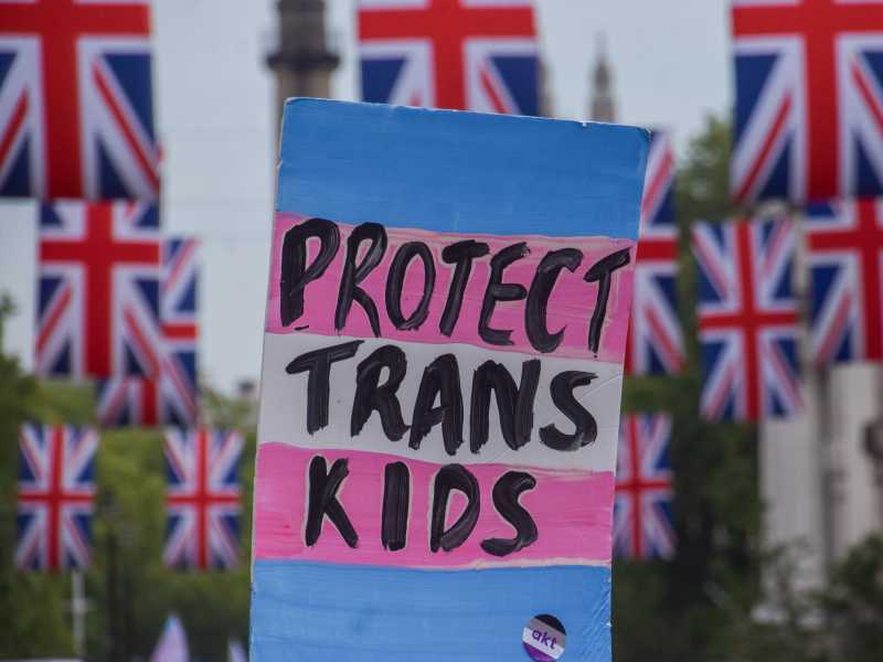 Un cartello "Protect Trans kids" al Trans Pride 2023 a Piccadilly Circus, Londra (Foto di Vuk Valcic/SOPA Images/LightRocket) <br />