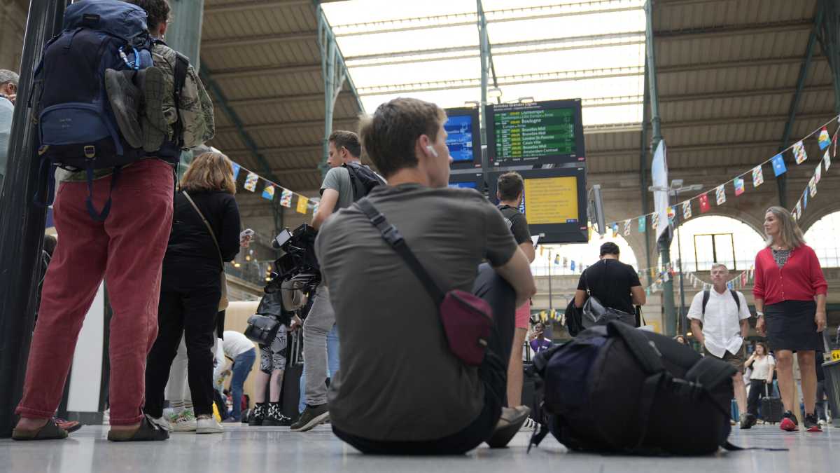Immagine di Attacchi ai treni ad alta velocità paralizzano la Francia nel giorno di apertura dei Giochi