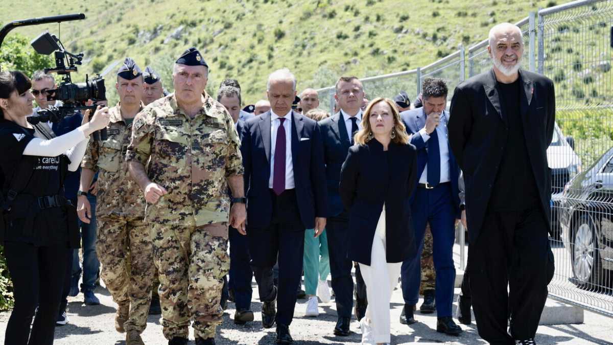 Immagine di “I centri migranti in Albania? Soltanto dieci giorni di ritardo”, ci dice Crosetto. Ma a Chigi accusano la Difesa