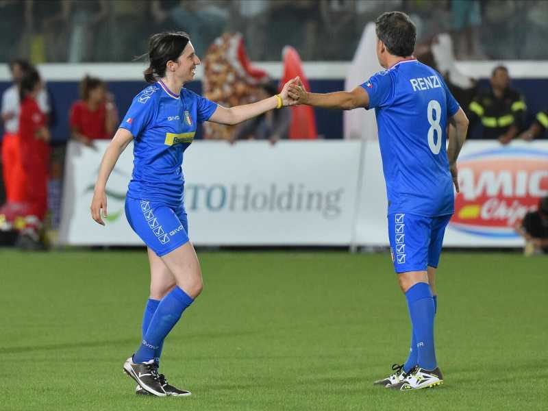Schlein, calcio e Borsa: dopo l'abbraccio con Renzi un tour di ascolto della finanza a Milano