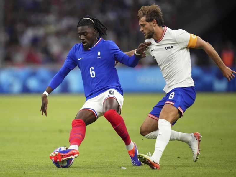 Tanner Tessmann (in maglia bianca) nella prima partita di Parigi 2024 della Nazionale americana contro quella francese (foto Ap, via LaPresse)