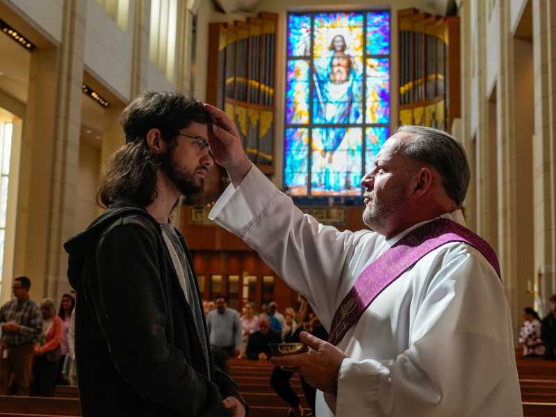 Il mercoledì delle ceneri del 2024 nella cattedrale del sacro Cuore a Houston, Texas (Raquel Natalicchio/Houston Chronicle via Getty Images)<br />